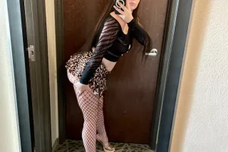 😍 Upscale Brunette Bombshell 💃... - Image 2