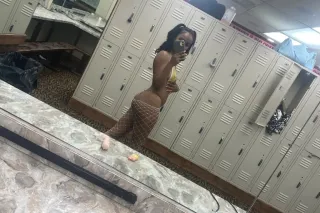 Submissive Erotic playmate Vee... - Image 4