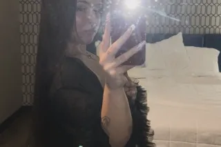 Sexiest snow bunny in the area... - Image 1